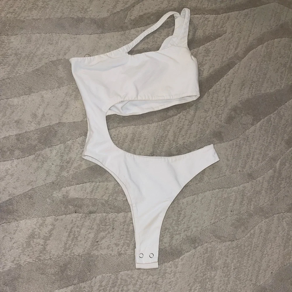 I.AM.GIA White Saturn Bodysuit One Shoulder Cut Out - Picture 3 of 4